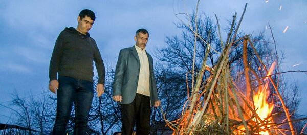 Семья Ахмедовых возле праздничного костра в селе Чеменли Агдамского района Семья Ахмедовых возле праздничного костра в селе Чеменли Агдамского района - Sputnik Азербайджан