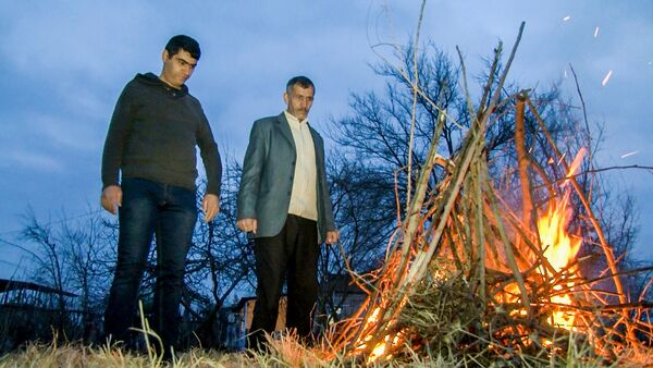 Семья Ахмедовых возле праздничного костра в селе Чеменли Агдамского района - Sputnik Азербайджан