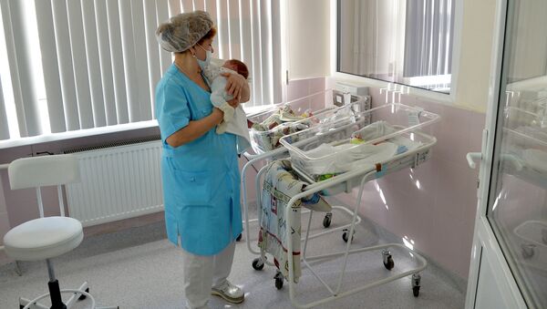 Сотрудница Детской клинической больницы с новорожденным, фото из архива - Sputnik Азербайджан