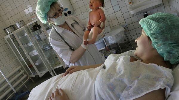 Роженица и новорожденный, фото из архива - Sputnik Азербайджан