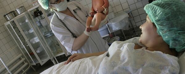 Роженица и новорожденный в родовом зале перинатального отделения детской городской больницы Роженица и новорожденный в родовом зале перинатального отделения детской городской больницы - Sputnik Азербайджан