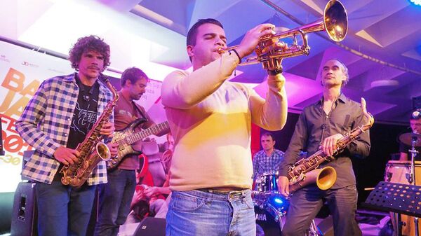 Jazz Festival-2016. Джем сейшн: музыканты из разных стран на сцене Rotunda Jazz Club - Sputnik Азербайджан