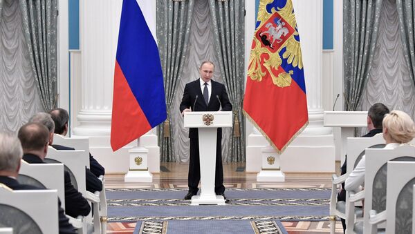 Президент РФ Владимир Путин выступает на церемонии вручения премий президента РФ, фото из архива - Sputnik Азербайджан