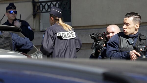 Полиция на месте взрыва в Париже - Sputnik Азербайджан