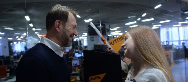 Руководитель Sputnik в странах СНГ и Балтии Андрей Благодыренко и Анастасия Кравченя Руководитель Sputnik в странах СНГ и Балтии Андрей Благодыренко и Анастасия Кравченя - Sputnik Азербайджан