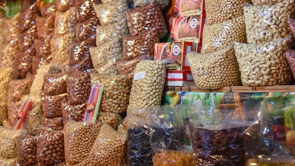 Лавка с орехами на Тезе базаре в Баку - Sputnik Azərbaycan