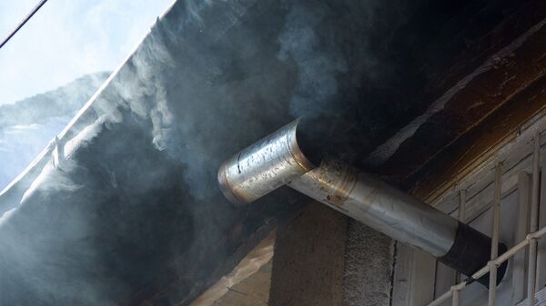 Дым дровяной печки, архивное фото - Sputnik Азербайджан