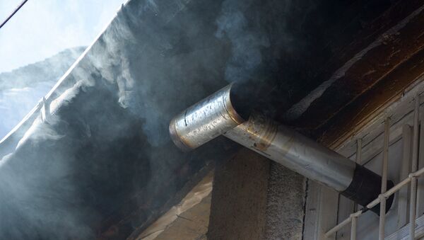 Дым дровяной печки, архивное фото - Sputnik Азербайджан