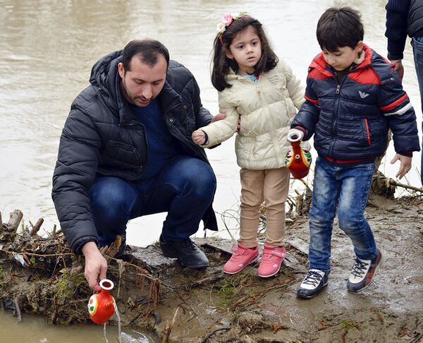 Люди приносят с собой кувшины, в которые набирают воду и умываются ею Люди приносят с собой кувшины, в которые набирают воду и умываются ею - Sputnik Азербайджан