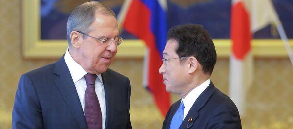 Министр иностранных дел Японии Фумио Кисида и министр иностранных дел РФ Сергей Лавров (слева) во время встречи в рамках своего визита в Японию. Министр иностранных дел Японии Фумио Кисида и министр иностранных дел РФ Сергей Лавров (слева) во время встречи в рамках своего визита в Японию. - Sputnik Азербайджан