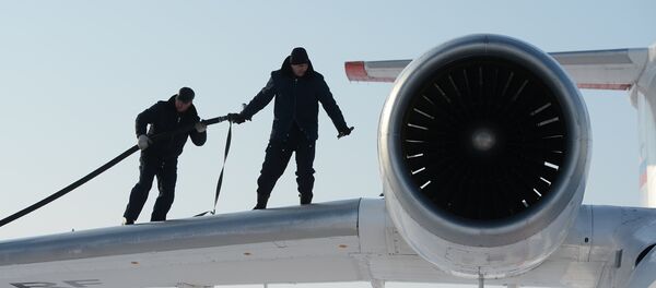 Заправка топливом самолета Ан-74 Заправка топливом самолета Ан-74 - Sputnik Азербайджан