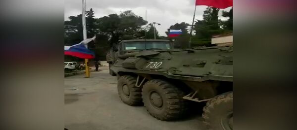 Военные на бронетехнике с флагами РФ в сирийском Африне Военные на бронетехнике с флагами РФ в сирийском Африне - Sputnik Азербайджан