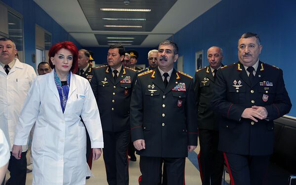 По случаю праздника Новруз руководство Министерства Обороны посетило военный госпиталь - Sputnik Азербайджан