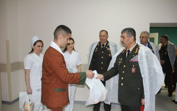 По случаю праздника Новруз руководство Министерства Обороны посетило военный госпиталь - Sputnik Азербайджан