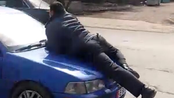 Снова милиционер на капоте — видео очевидца, снятое в Бишкеке сегодня - Sputnik Азербайджан