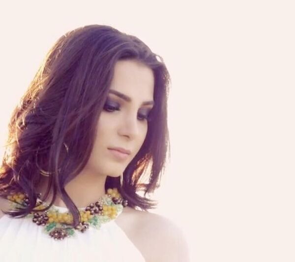 Gənc müğənni Tamara Muradova: Şou-biznesdə olan insanların əksəriyyəti qeyri-səmimi insanlardır Gənc müğənni Tamara Muradova: Şou-biznesdə olan insanların əksəriyyəti qeyri-səmimi insanlardır - Sputnik Azərbaycan