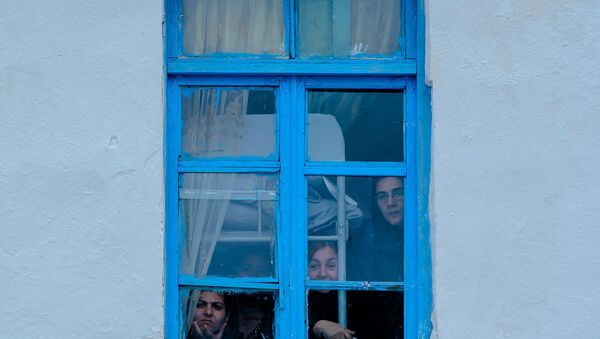 17 марта 2017 года. Женщины в камере одной из исправительных колоний Баку смотрят вслед помилованным сокамерницам, которые выходят на свободу. Днем ранее президентом Азербайджана Ильхамом Алиевым были помилованы несколько сотен осужденных - Sputnik Азербайджан