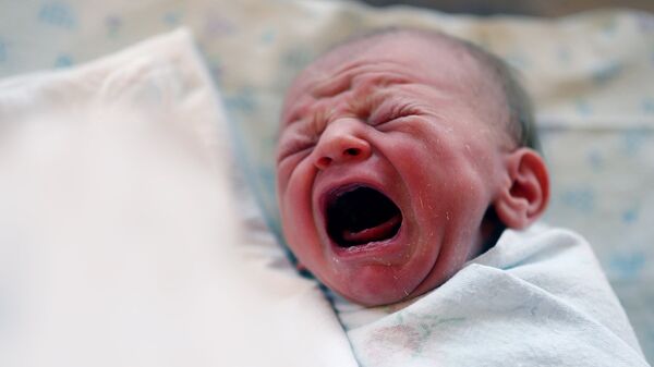Новорожденный ребенок, фото из архива - Sputnik Azərbaycan