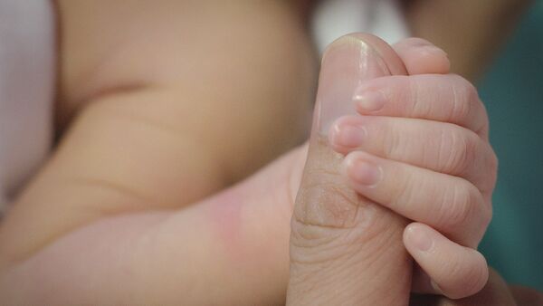 Рука новорожденного, фото из архива - Sputnik Азербайджан