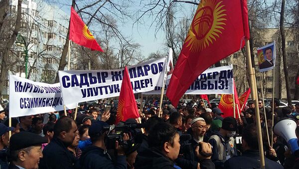 Митинг сторонников Садыра Жапарова у здания ГКНБ в Бишкеке - Sputnik Азербайджан