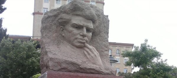 Памятник Микаилу Мушфигу Памятник Микаилу Мушфигу - Sputnik Азербайджан