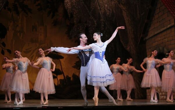 На сцене Азербайджанского государственного академического театра оперы и балета состоялся показ спектакля Жизель - Sputnik Азербайджан