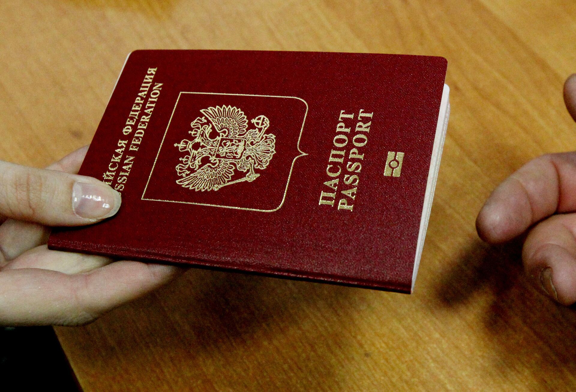 Оформление и выдача биометрических заграничных паспортов - Sputnik Azərbaycan, 1920, 17.02.2024