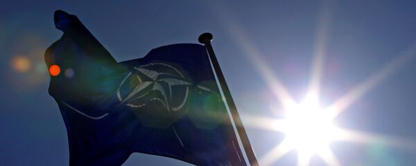 Флаг НАТО перед штаб-квартирой Альянса в Брюсселе, фото из архива Флаг НАТО перед штаб-квартирой Альянса в Брюсселе, фото из архива - Sputnik Азербайджан