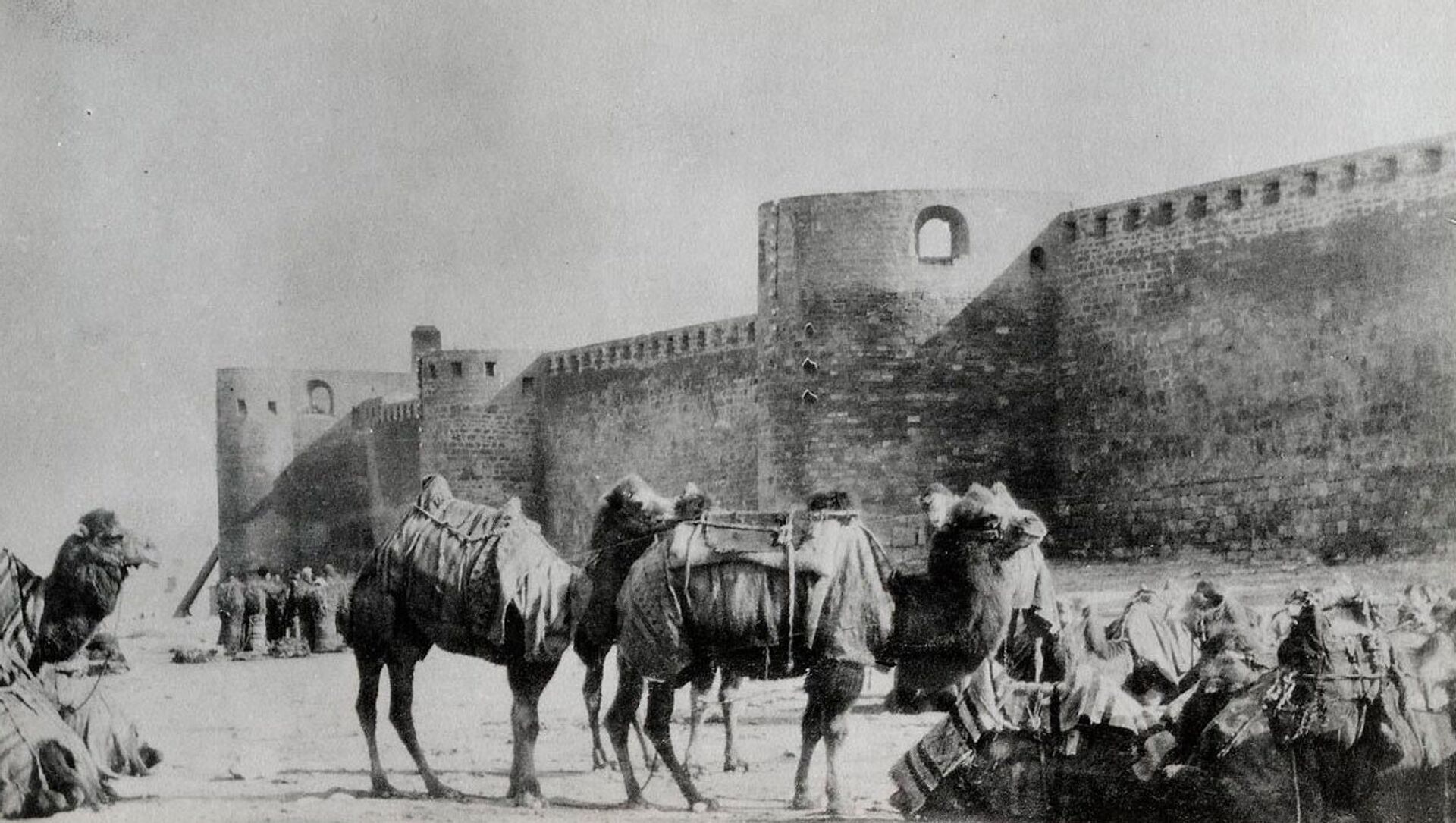 Караван баку. Старый Баку 19 века. Баку 20 век. Дербент 19 век. Азербайджан Баку 19 век.