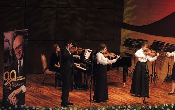 Выступление учеников 11-летней музыкальной школы №21 на сцене Международного центра мугама - Sputnik Азербайджан