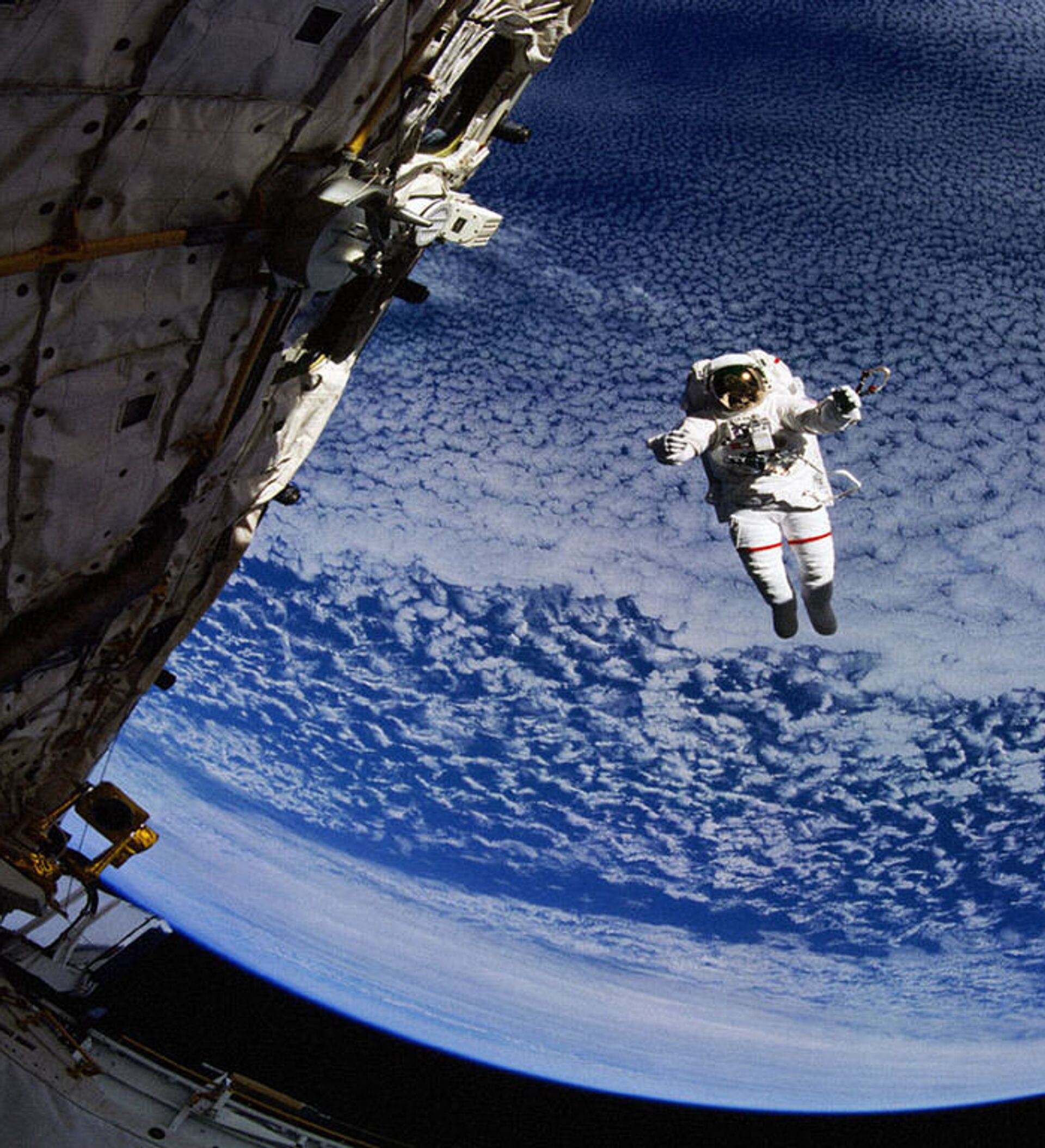 В космосе есть высота. Космонавты в невесомости на МКС. Открытый космос. Прыжок из космоса. Космонавт в открытом космосе.