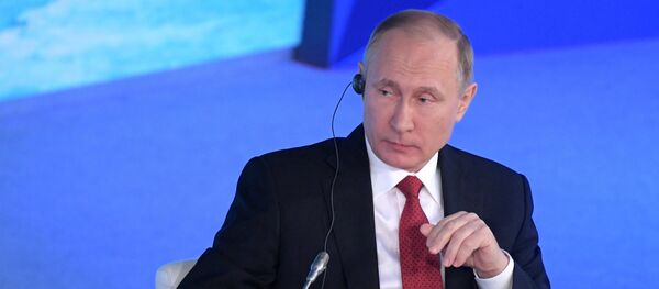 Президент РФ Владимир Путин на Международном арктическом форуме Арктика - территория диалога в Архангельске, 30 марта 2017 года - Sputnik Азербайджан