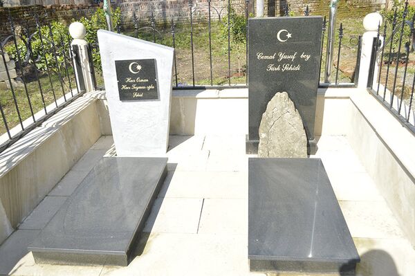 Hacı Osman Paşa və Camal Yusuf Paşanın qəbrləri Hacı Osman Paşa və Camal Yusuf Paşanın qəbrləri - Sputnik Azərbaycan