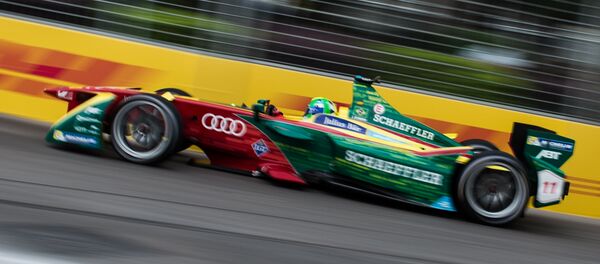 Водитель Audi Sport Лукас ди Грасси из Бразилии принимает участие в чемпионате Формулы E в Гонконге 9 октября 2016 года, фото из архива - Sputnik Азербайджан