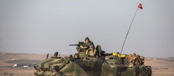 Танк ВС Турции в деревне Эсме в провинции Алеппо, Сирия, фото из архива Танк ВС Турции в деревне Эсме в провинции Алеппо, Сирия, фото из архива - Sputnik Азербайджан