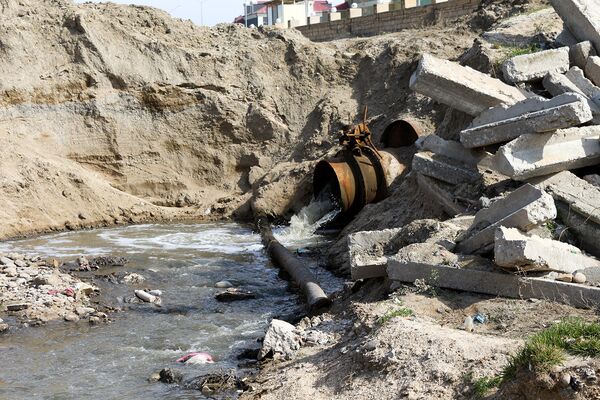 Труба, по которой в море стекают канализационные воды Труба, по которой в море стекают канализационные воды - Sputnik Азербайджан
