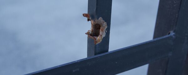 След от пули на воротах больницы в Гапанлы След от пули на воротах больницы в Гапанлы - Sputnik Азербайджан