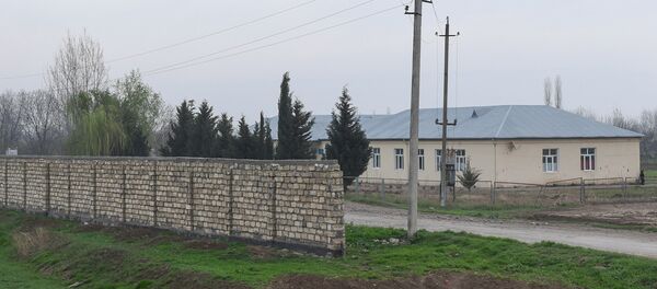 Восстановленная после апрельских боев школа и стена безопасности в селе Аяг Гярвянд Агдамского района Восстановленная после апрельских боев школа и стена безопасности в селе Аяг Гярвянд Агдамского района - Sputnik Азербайджан