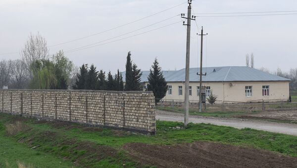 Восстановленная после апрельских боев школа и стена безопасности в селе Аяг Гярвянд Агдамского района - Sputnik Азербайджан