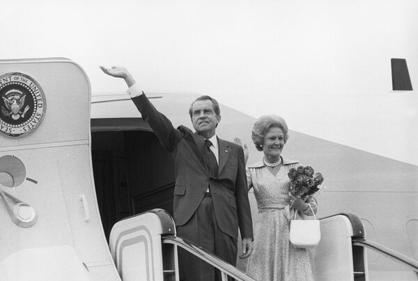 Президент США Ричард Никсон с супругой Патрицией Президент США Ричард Никсон с супругой Патрицией - Sputnik Азербайджан