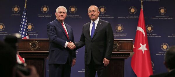 Глава МИД Турции Мевлют Чавушоглу  жмет руку госсекретарю США Рексу Тиллерсону в ходе пресс-конференции после их встречи в Анкаре, Турция, 30 марта 2017 года - Sputnik Азербайджан