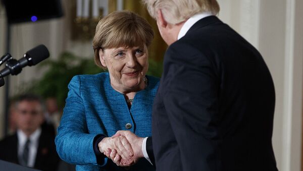 Президент США Дональд Трамп жмет руку канцлеру Германии Ангеле Меркель, Вашингтон, Белый дом, 17 марта 2017 года - Sputnik Азербайджан