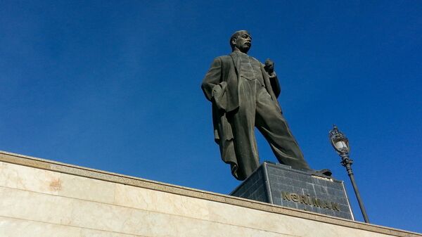 Памятник Нариману Нариманову в Баку - Sputnik Азербайджан
