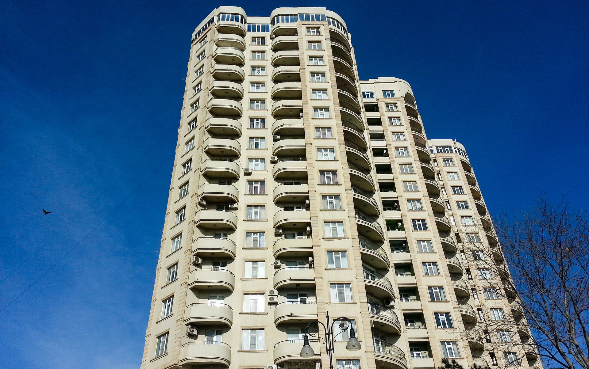 Многоэтажный жилой дом в Баку - Sputnik Azərbaycan, 1920, 04.02.2022