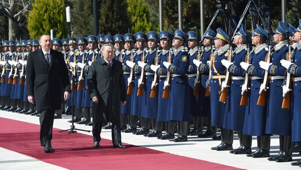 Президенты Азербайджана и Казахстана Ильхам Алиев и Нурсултан Назарбаев проходят перед почетным караулом, Баку, 3 апреля 2017 года - Sputnik Азербайджан