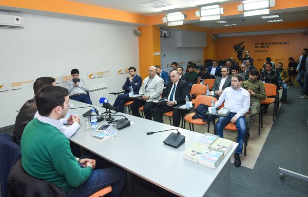 Презентация книги политолога Эльхана Шахиноглу “Апрельское перемирие”. - Sputnik Азербайджан