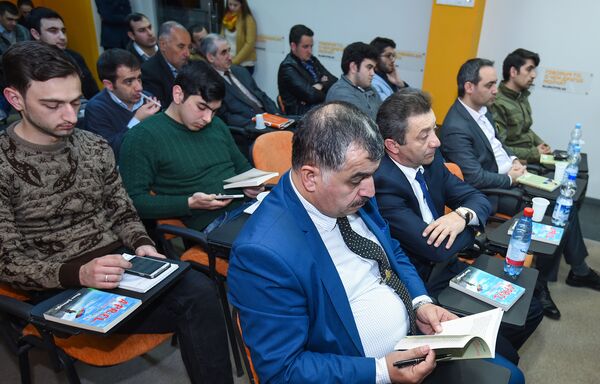 Презентация книги политолога Эльхана Шахиноглу “Апрельское перемирие”. - Sputnik Азербайджан