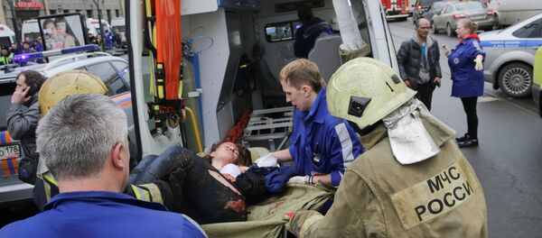 Сотрудники МЧС России и врачи скорой помощи оказывают помощь пострадавшим во время взрыва недалеко от станции метро Сенная площадь, Санкт-Петербург, 3 апреля 2017 года - Sputnik Азербайджан