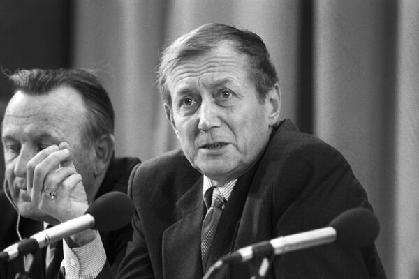 Советский поэт, лауреат Государственной премии СССР 1984 года Евгений Евтушенко, 1986 год Советский поэт, лауреат Государственной премии СССР 1984 года Евгений Евтушенко, 1986 год - Sputnik Азербайджан