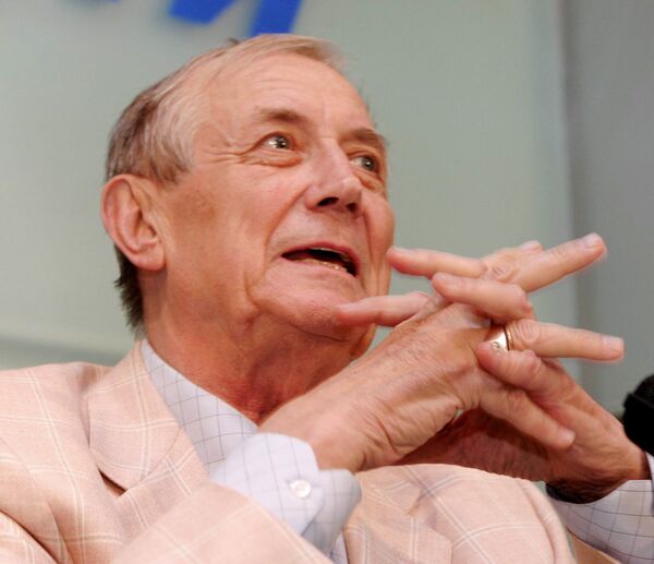 Поэт Евгений Евтушенко на пресс-конференции в РИА Новости, 23 июня 2004 года Поэт Евгений Евтушенко на пресс-конференции в РИА Новости, 23 июня 2004 года - Sputnik Азербайджан
